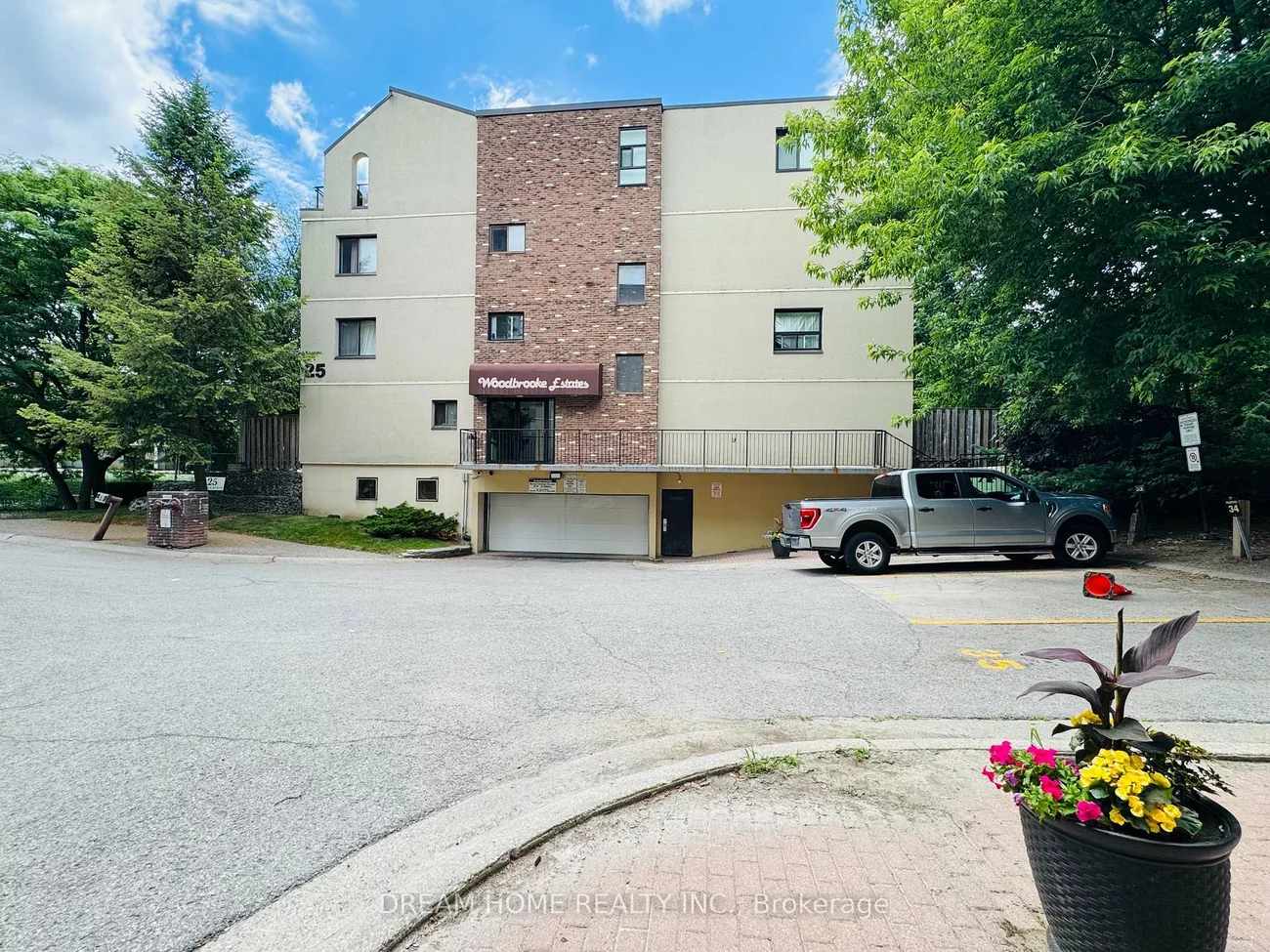 25, Pebble, Hillcrest Village, Toronto