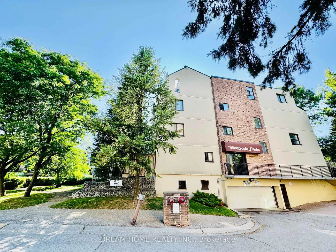25, Pebble, Hillcrest Village, Toronto