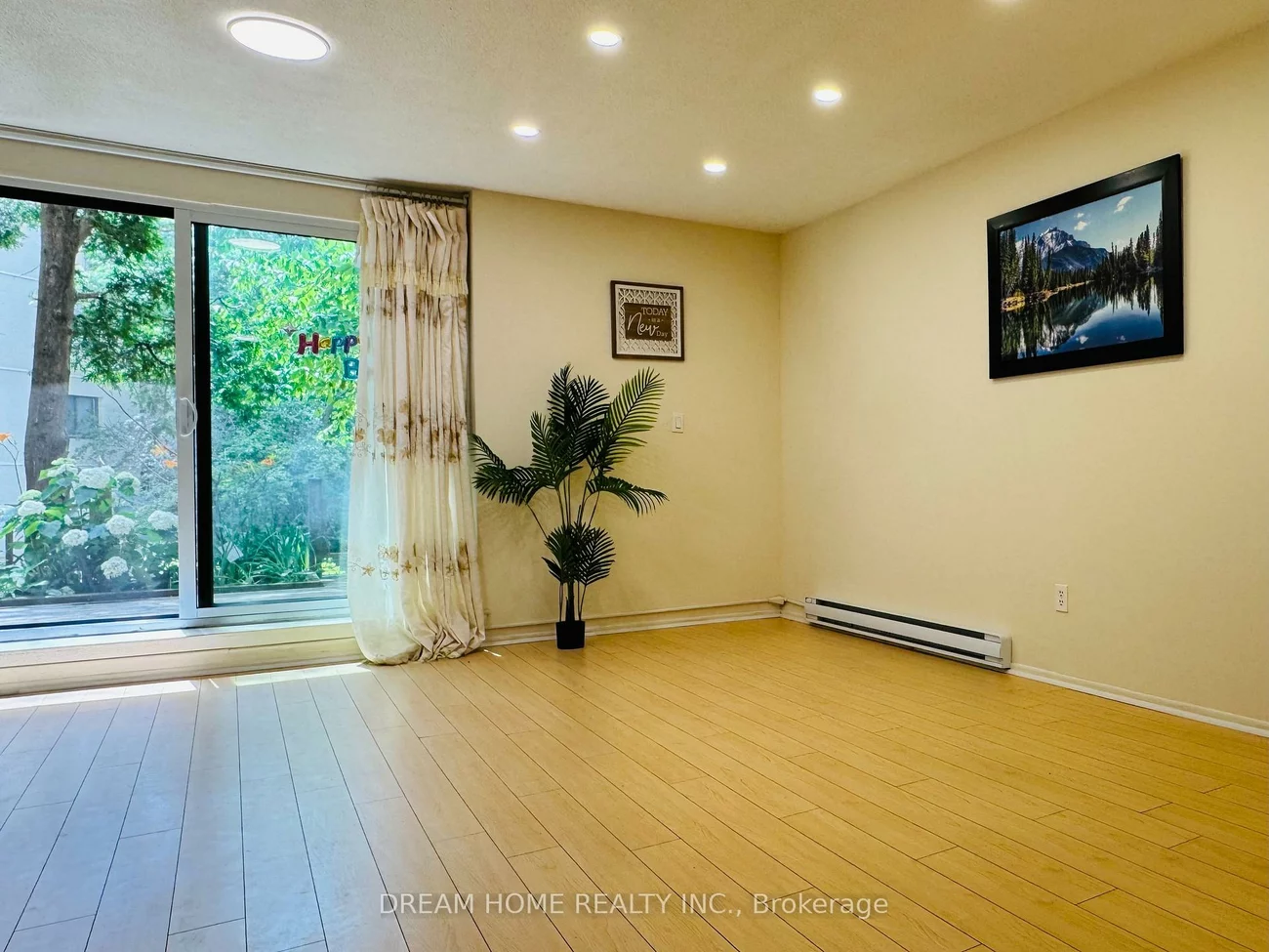 25, Pebble, Hillcrest Village, Toronto