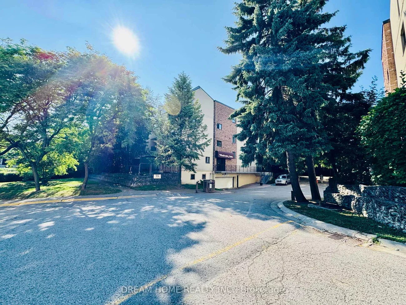 25, Pebble, Hillcrest Village, Toronto