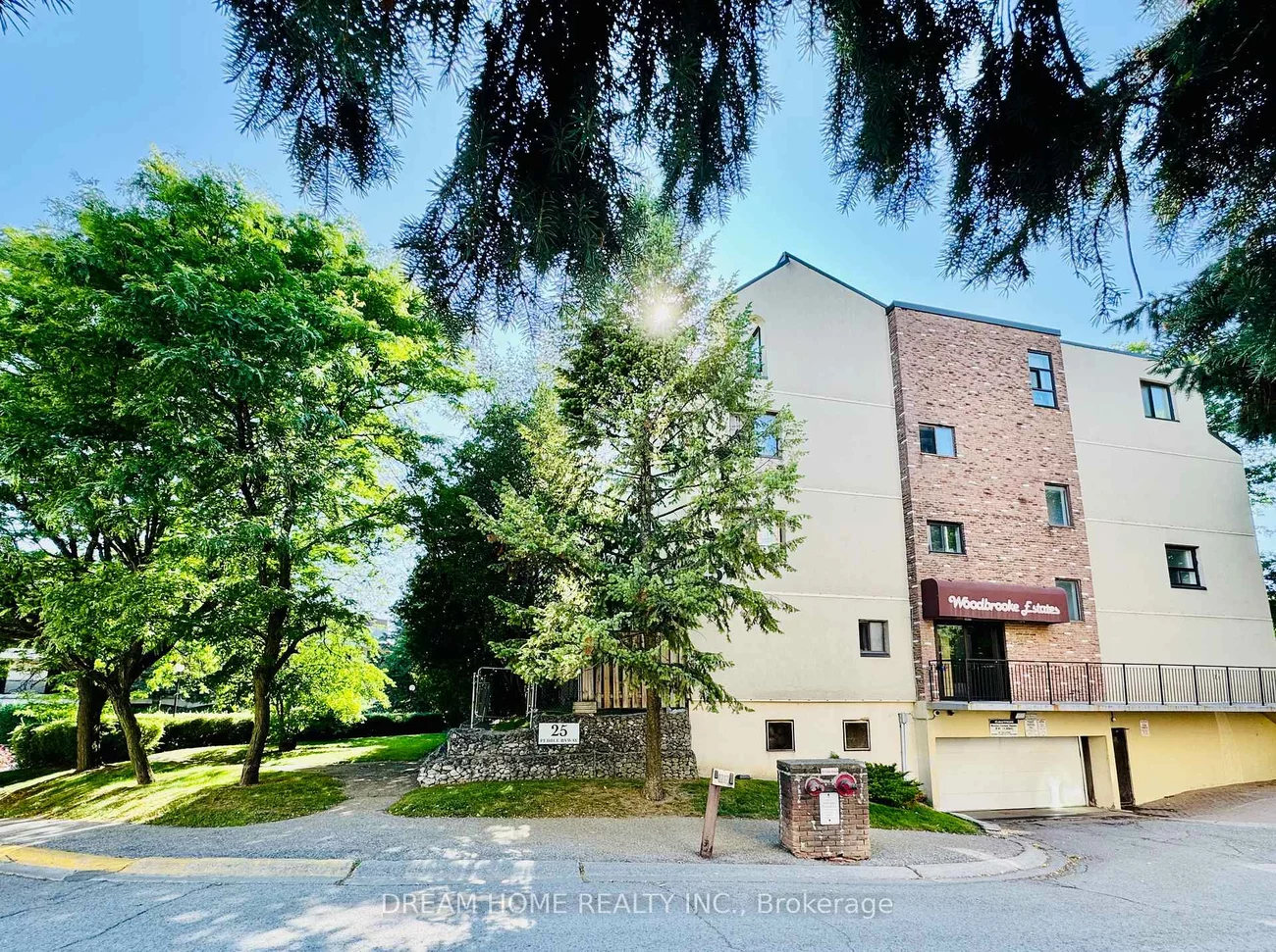 25, Pebble, Hillcrest Village, Toronto