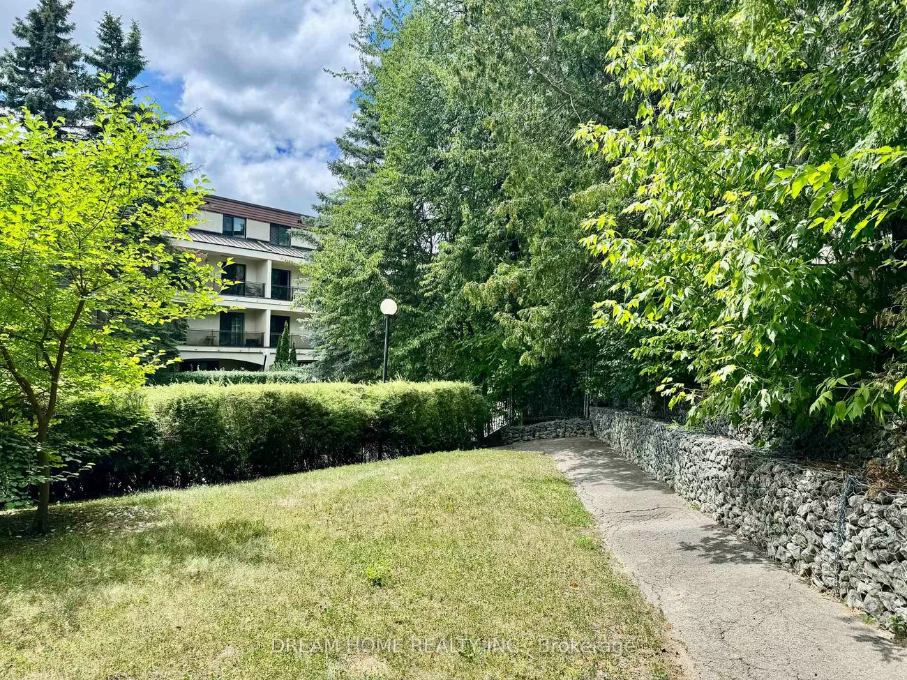 25, Pebble, Hillcrest Village, Toronto