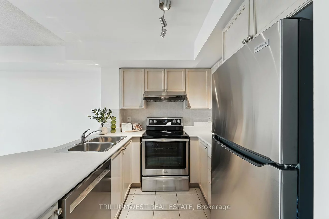 17, Barberry, Bayview Village, Toronto