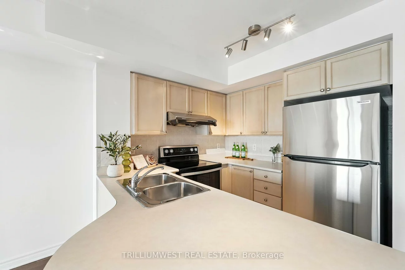 17, Barberry, Bayview Village, Toronto