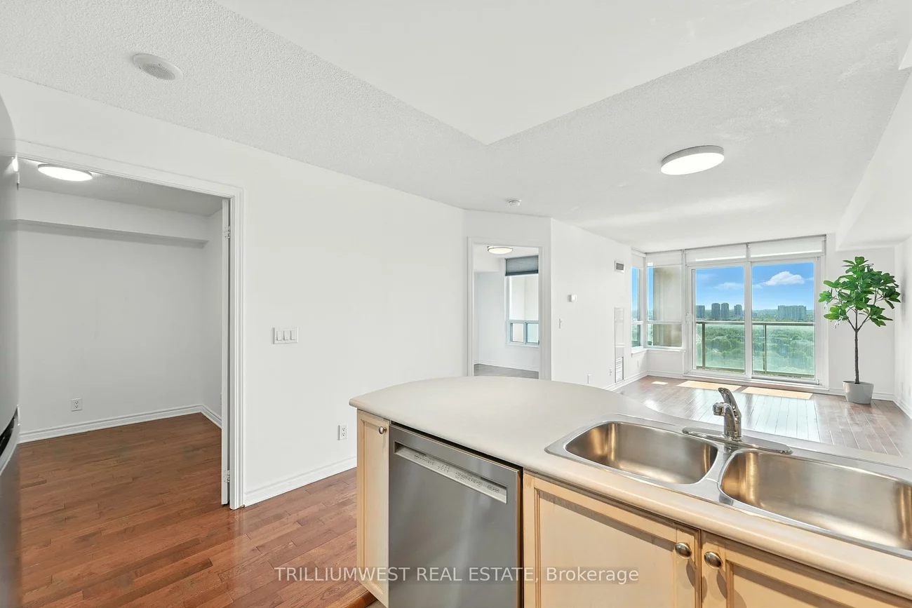 17, Barberry, Bayview Village, Toronto
