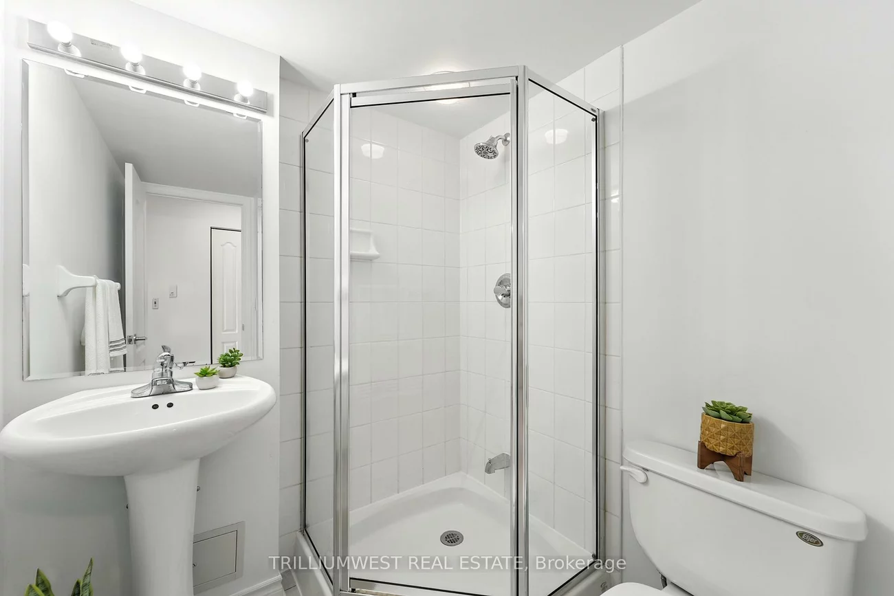 17, Barberry, Bayview Village, Toronto