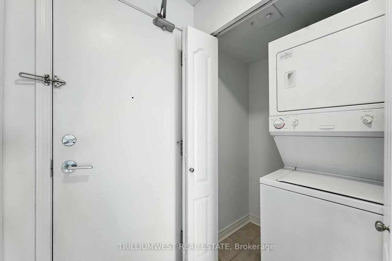 17, Barberry, Bayview Village, Toronto
