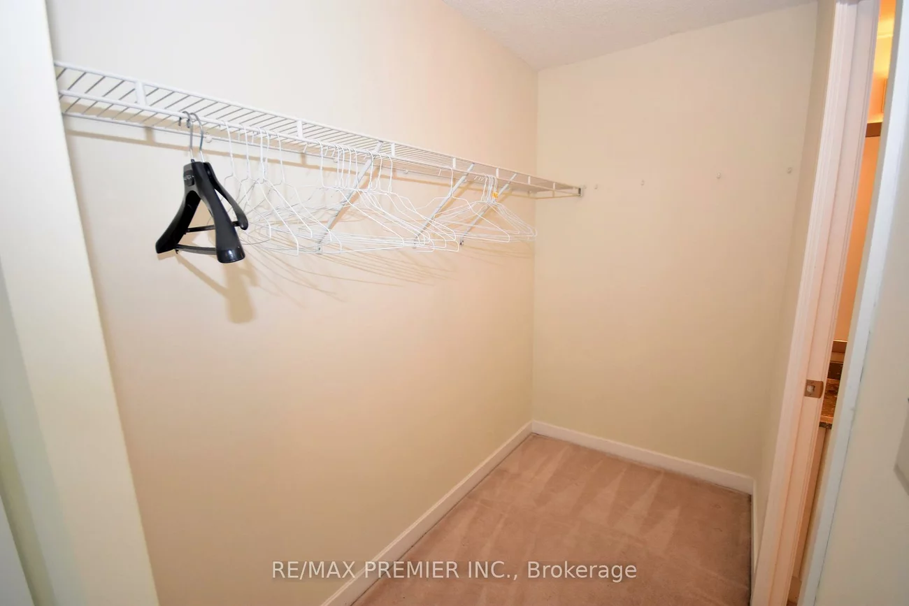 33, Bay, Waterfront Communities C1, Toronto