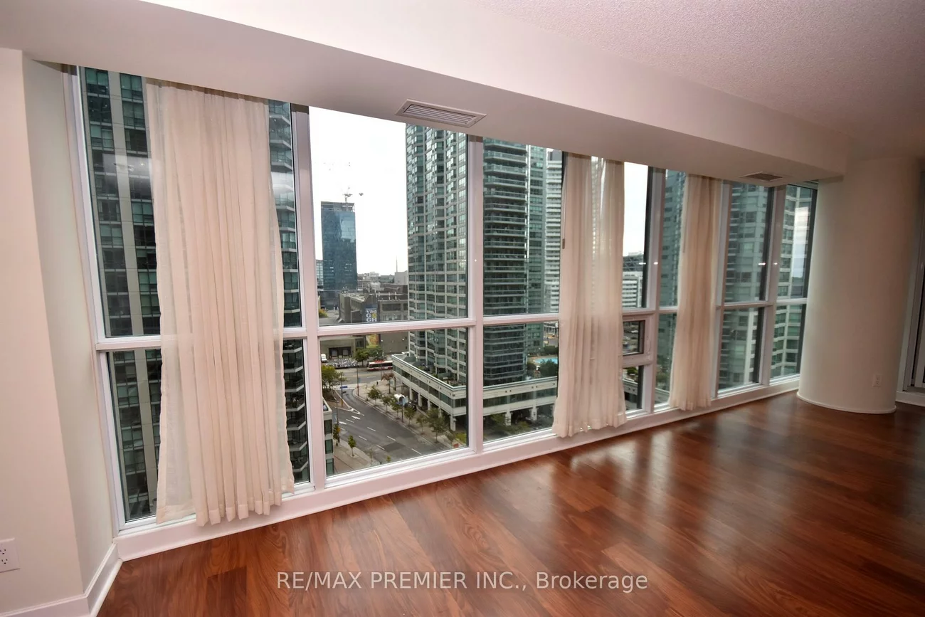 33, Bay, Waterfront Communities C1, Toronto