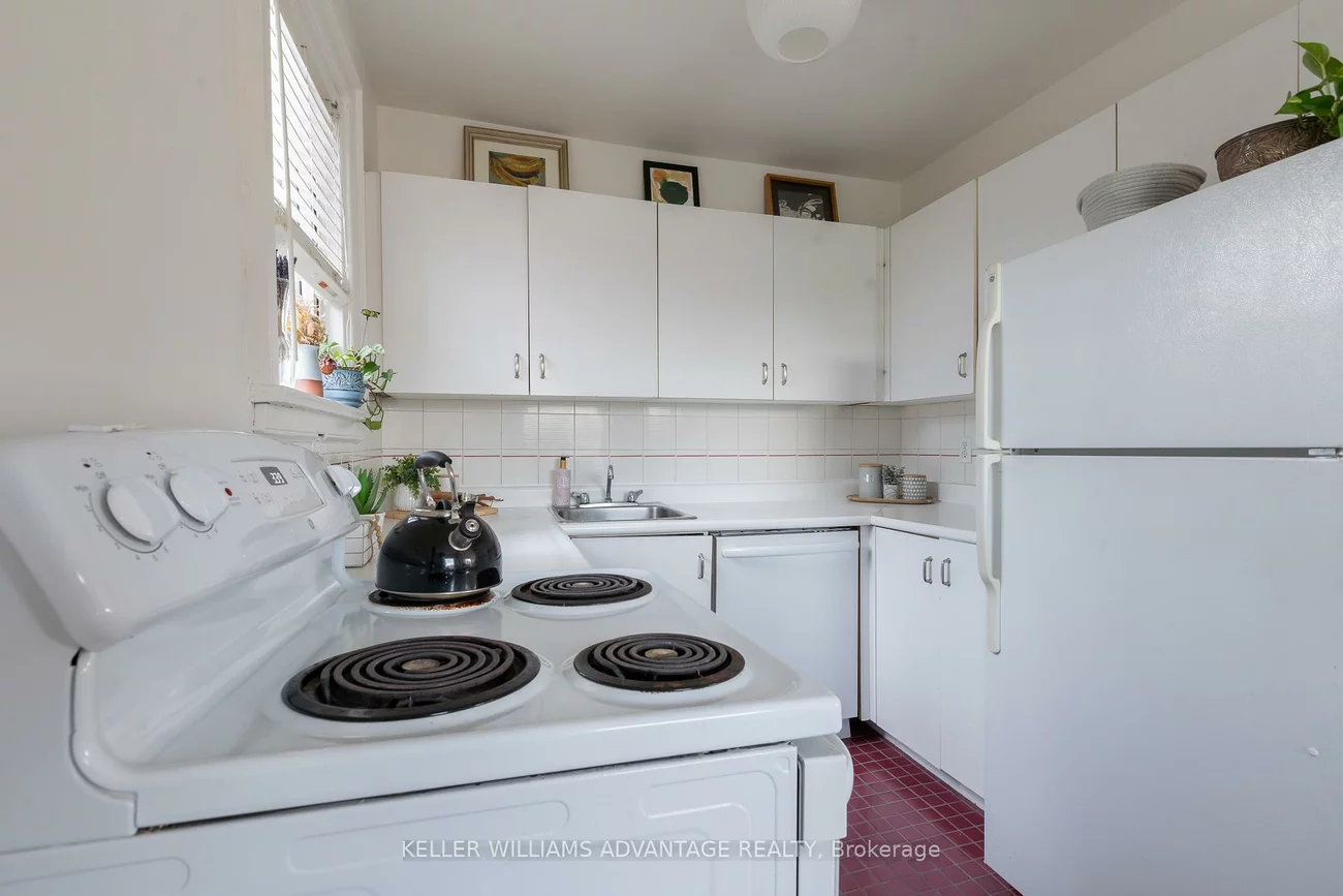 1646, Bathurst, Humewood-Cedarvale, Toronto