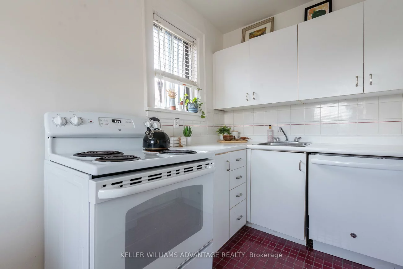 1646, Bathurst, Humewood-Cedarvale, Toronto