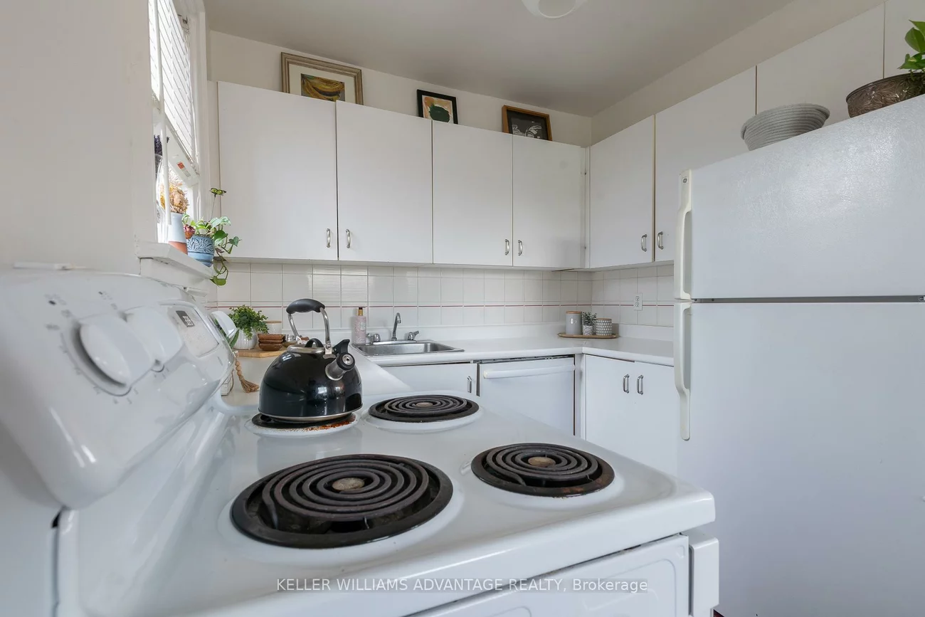 1646, Bathurst, Humewood-Cedarvale, Toronto