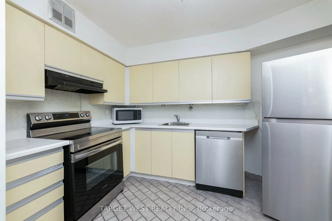 250, Queens, Waterfront Communities C1, Toronto