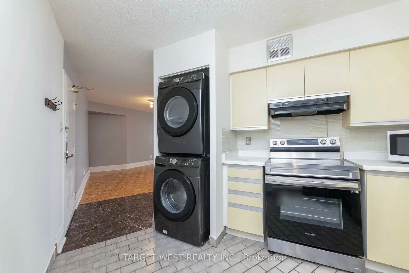 250, Queens, Waterfront Communities C1, Toronto