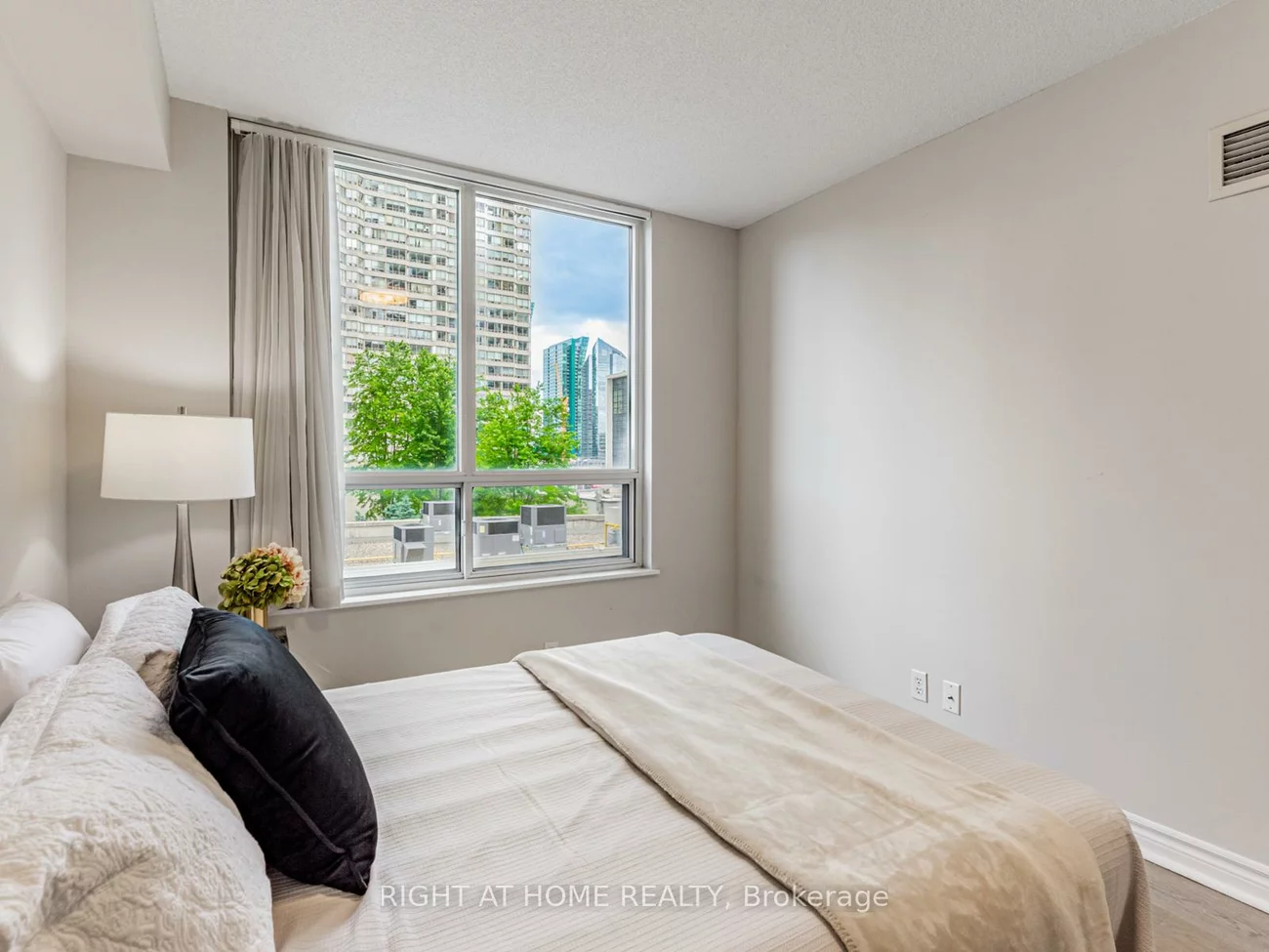 23, Hollywood, Willowdale East, Toronto