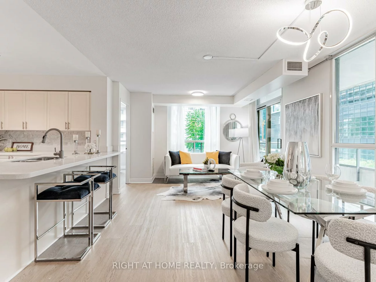 23, Hollywood, Willowdale East, Toronto