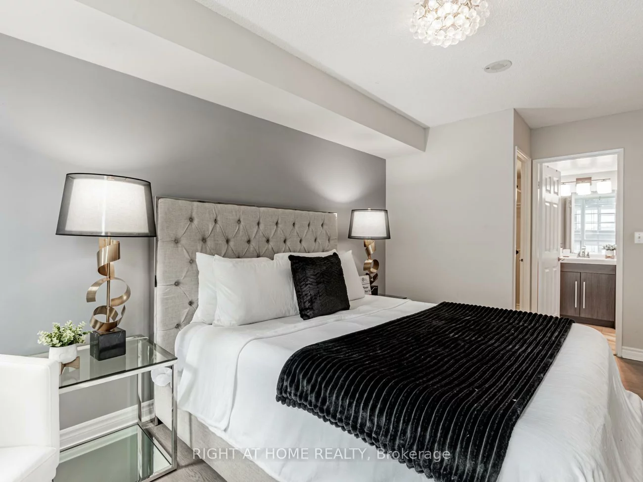 23, Hollywood, Willowdale East, Toronto