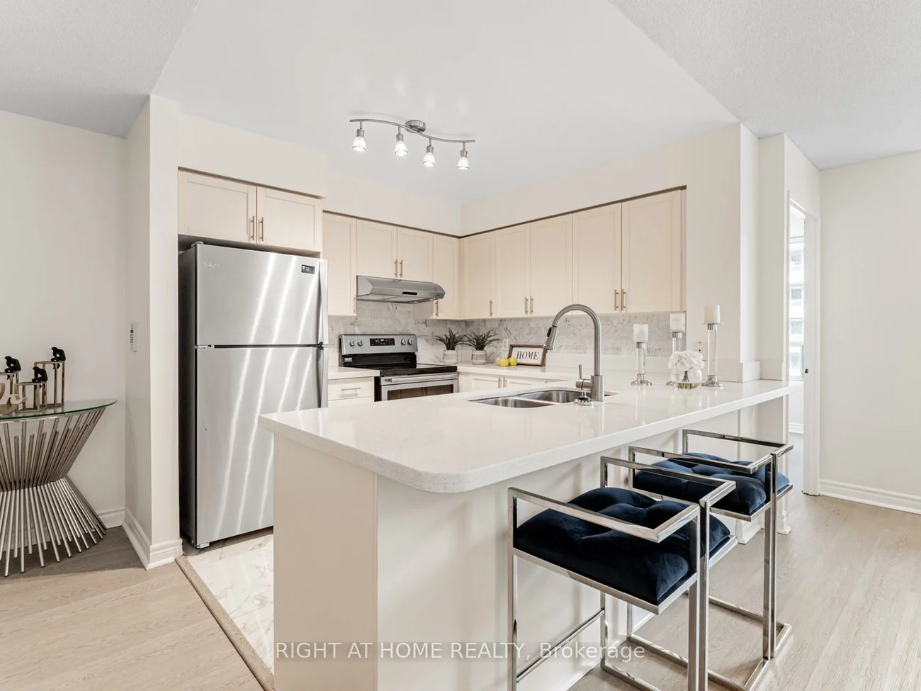 23, Hollywood, Willowdale East, Toronto
