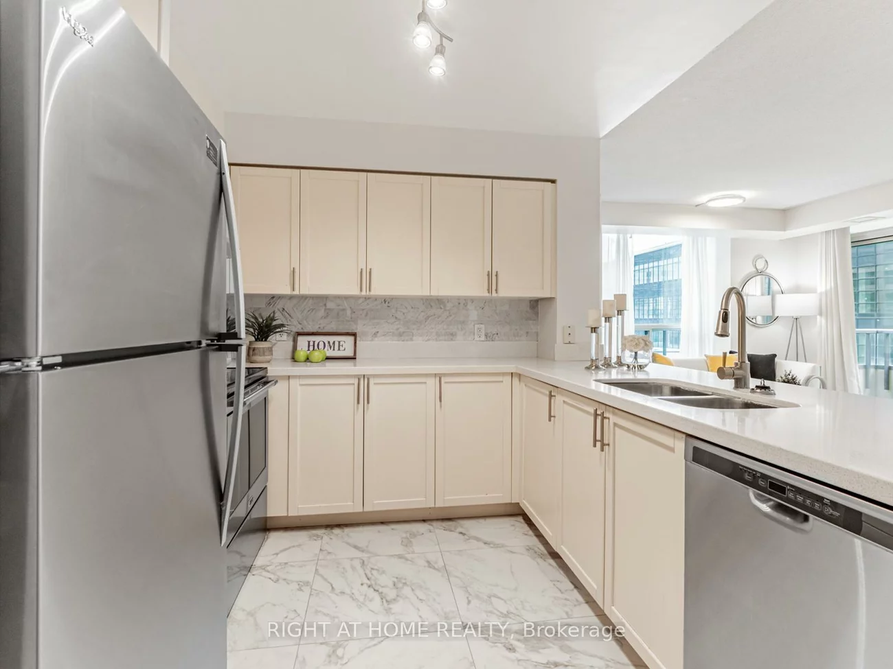 23, Hollywood, Willowdale East, Toronto