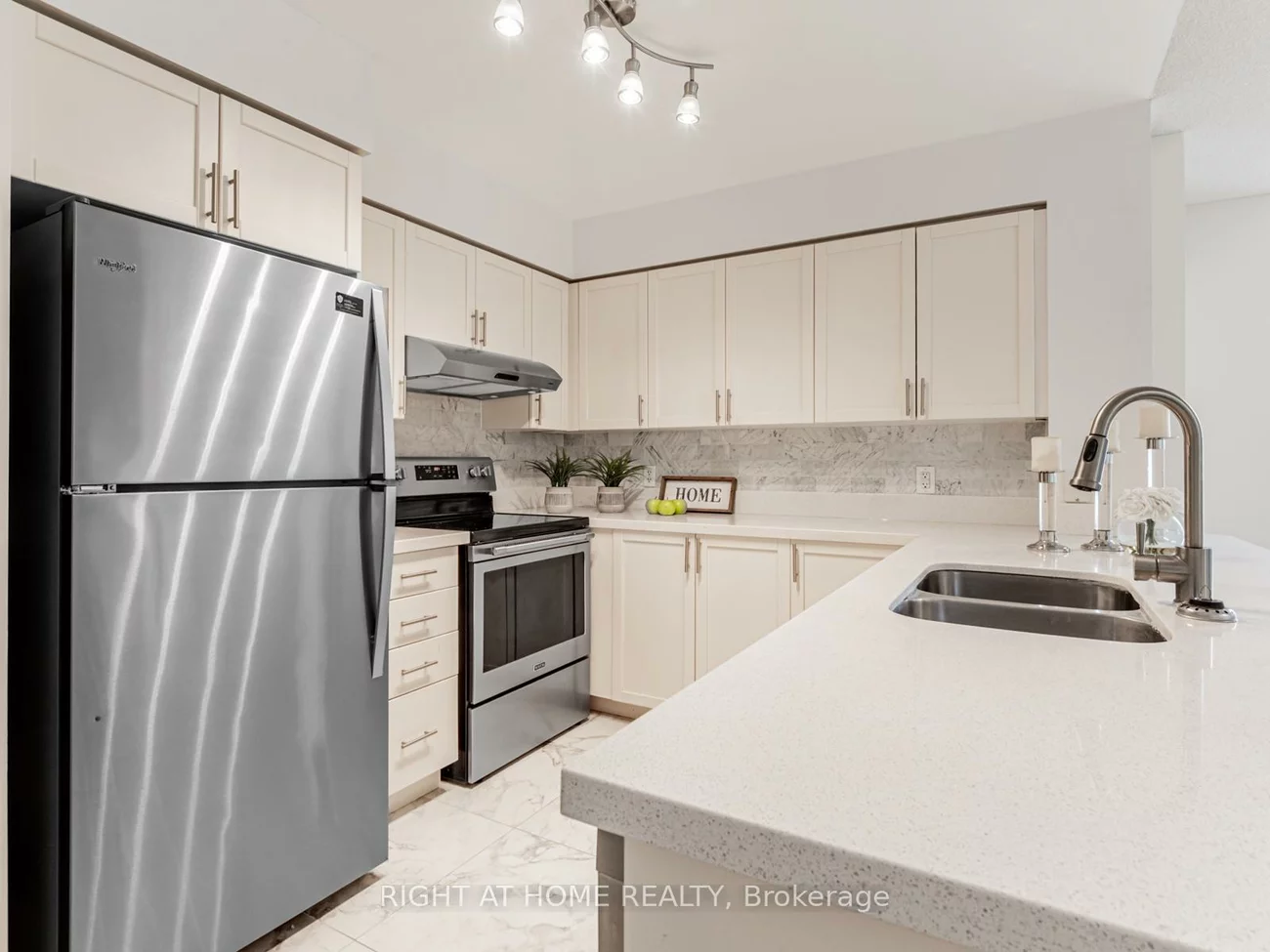 23, Hollywood, Willowdale East, Toronto