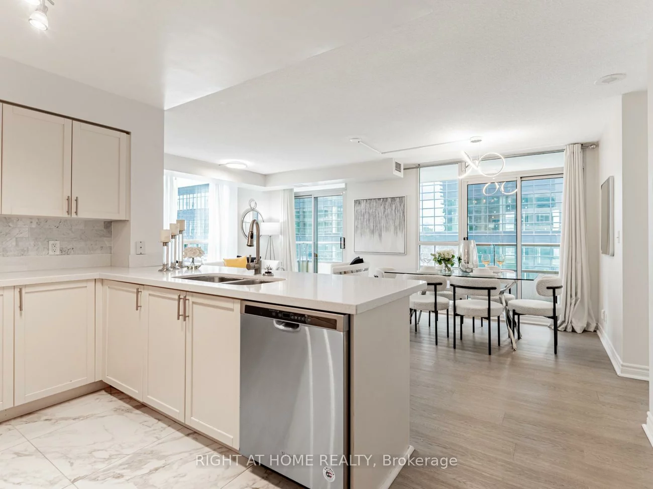 23, Hollywood, Willowdale East, Toronto