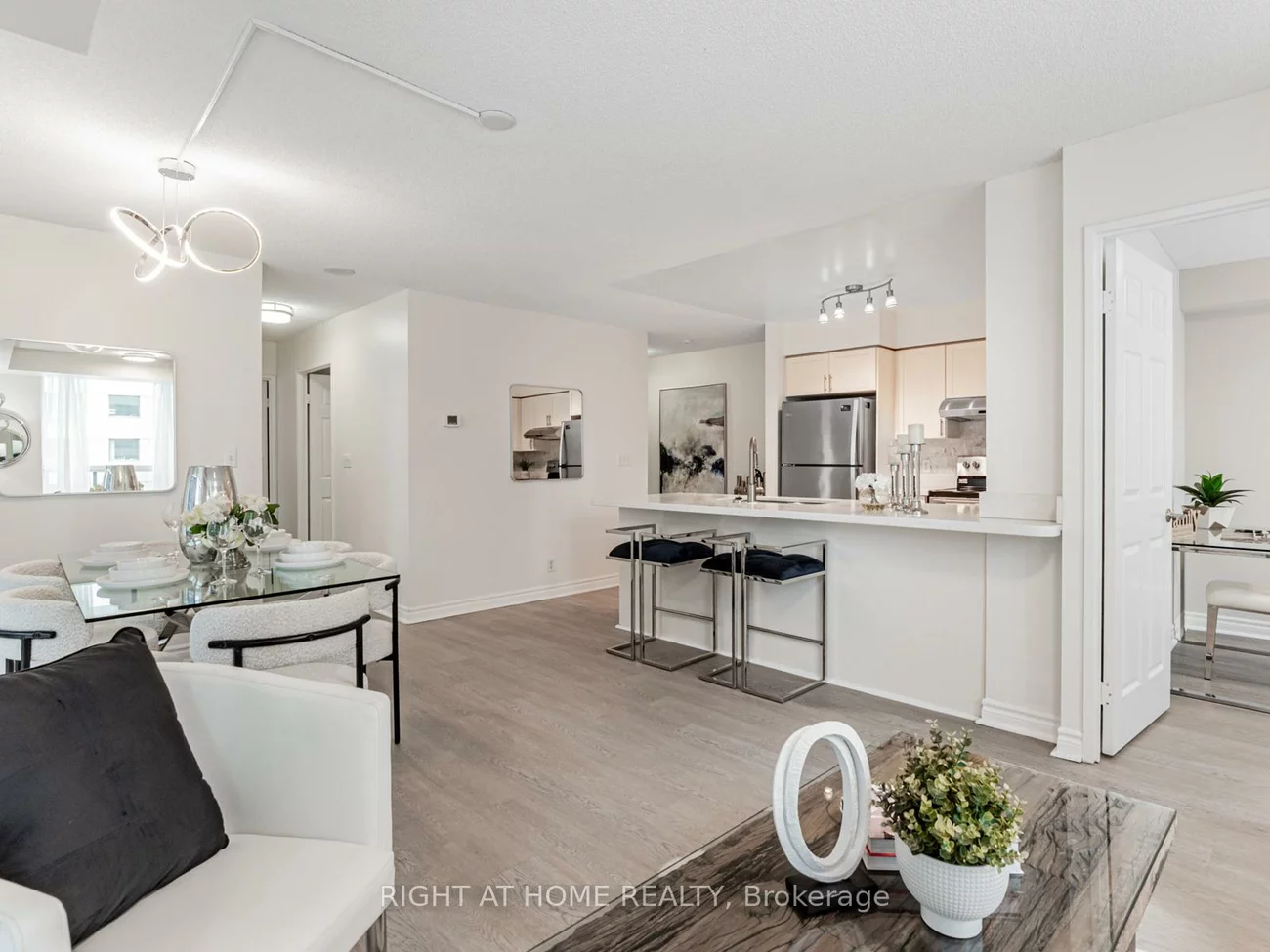23, Hollywood, Willowdale East, Toronto