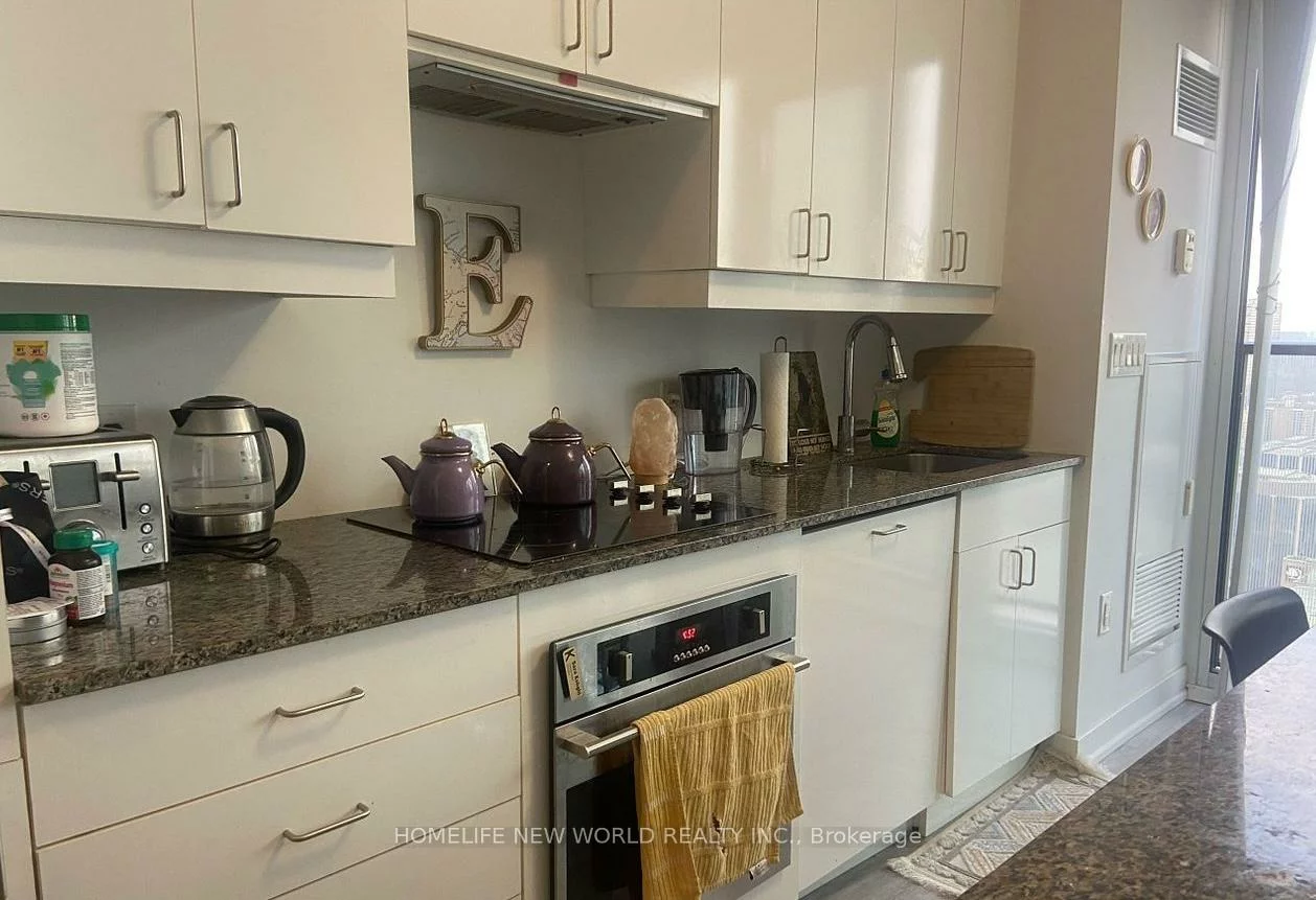 426, University, Kensington-Chinatown, Toronto