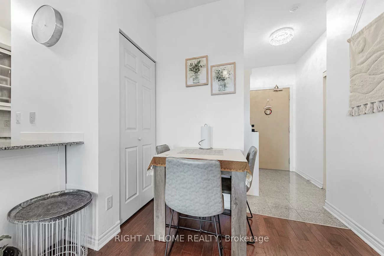 18, Holmes, Willowdale East, Toronto