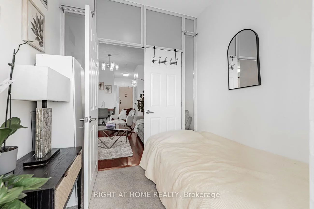 18, Holmes, Willowdale East, Toronto