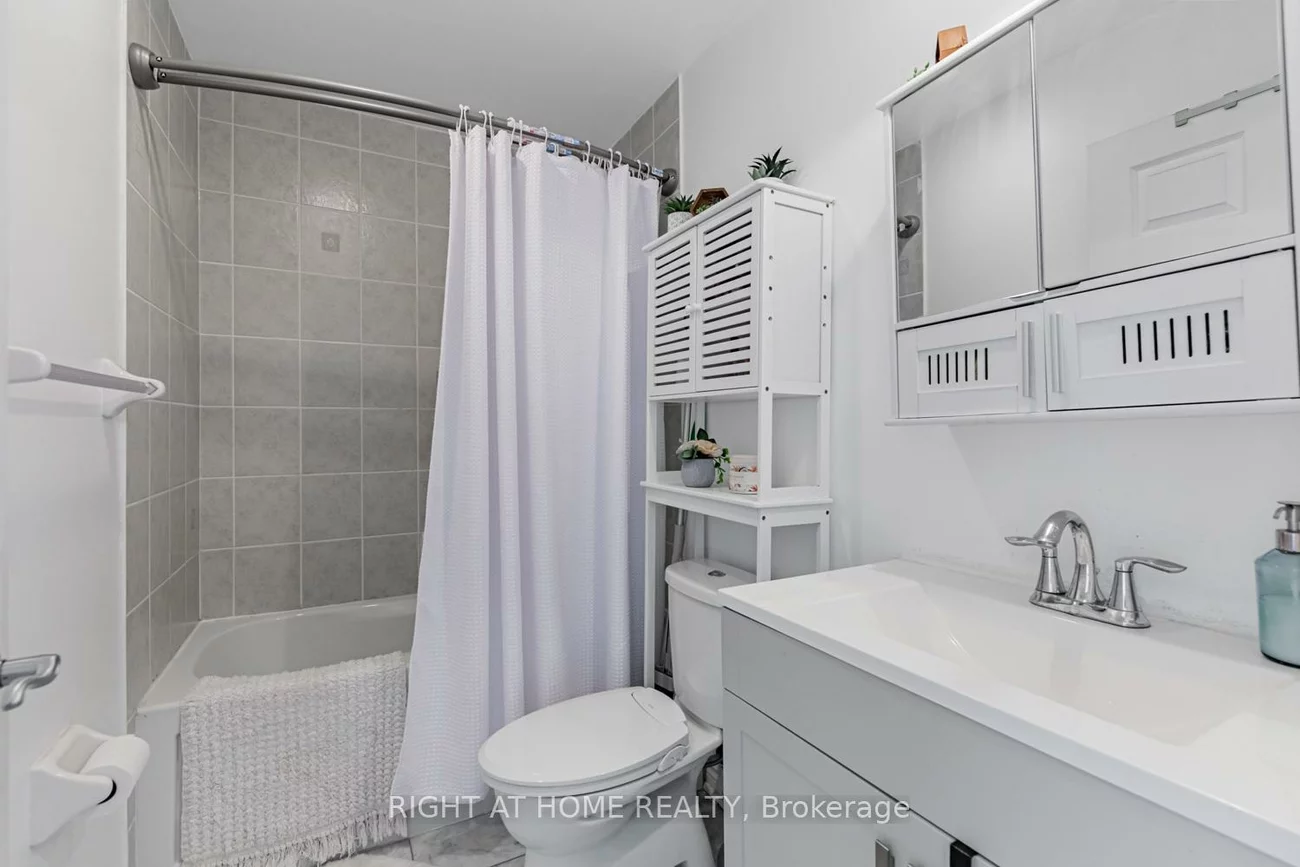 18, Holmes, Willowdale East, Toronto