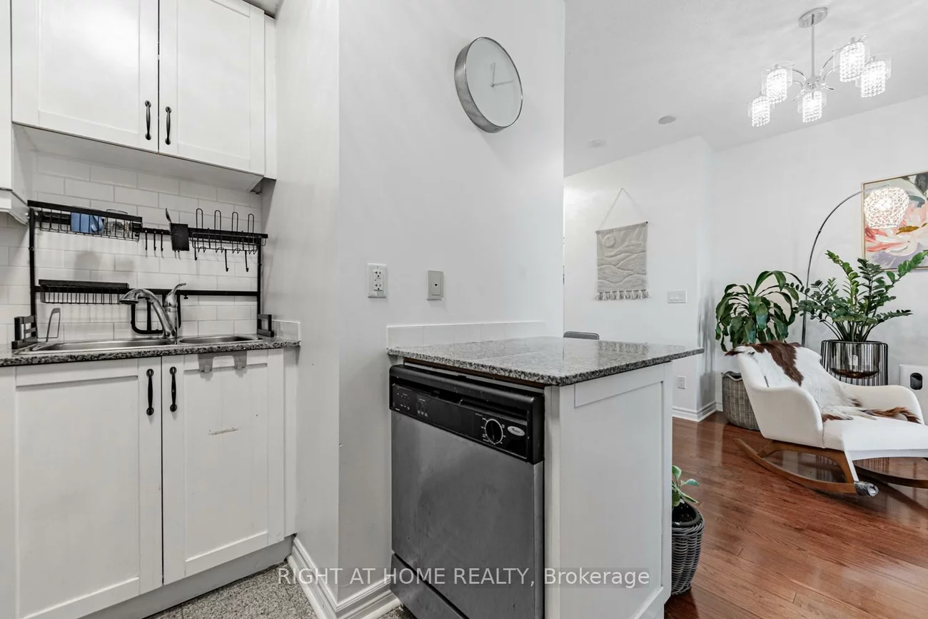 18, Holmes, Willowdale East, Toronto