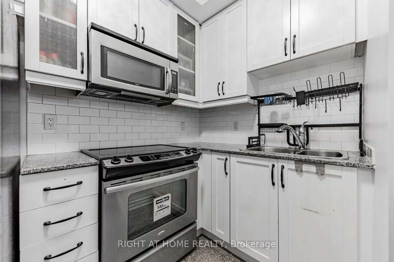 18, Holmes, Willowdale East, Toronto