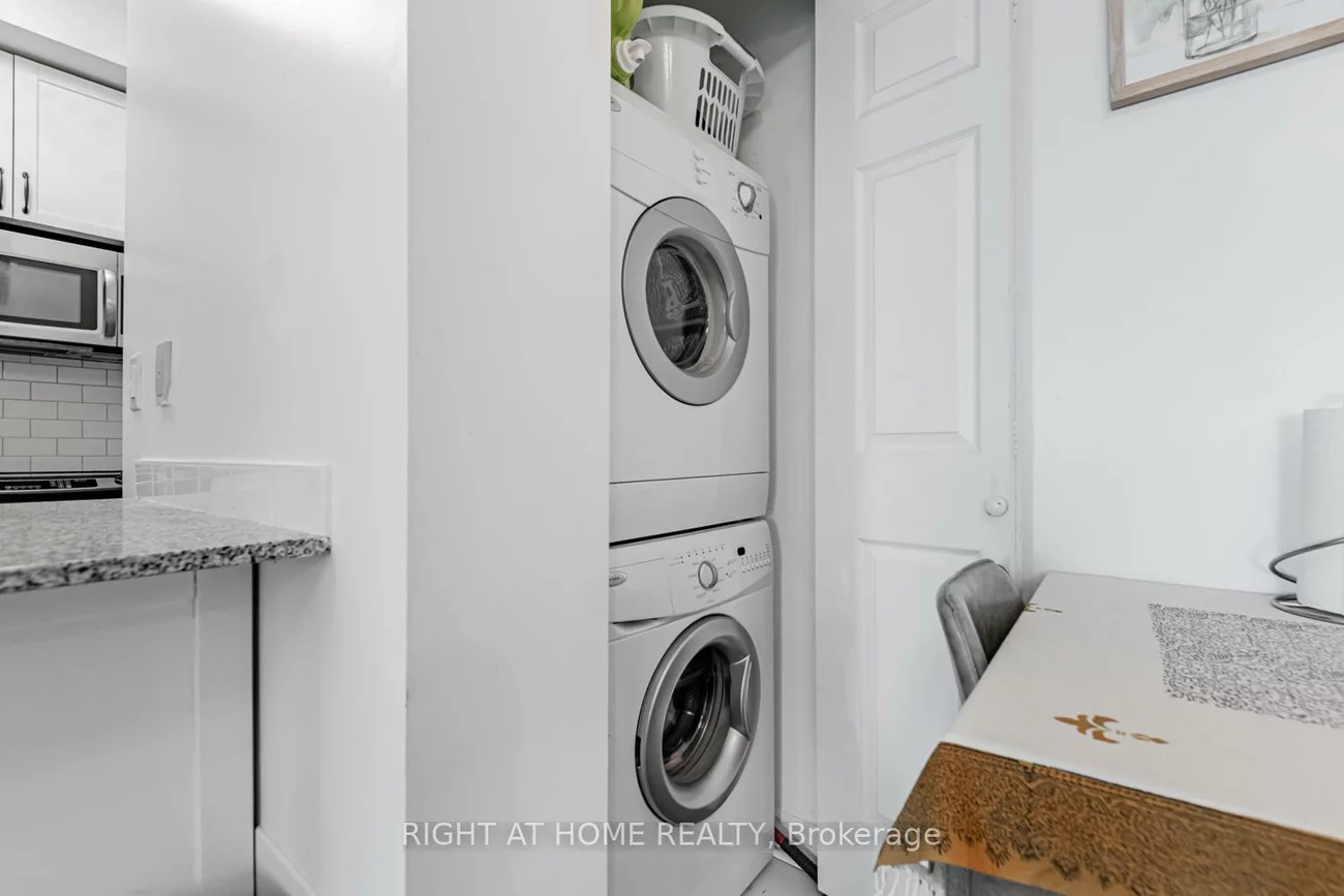 18, Holmes, Willowdale East, Toronto