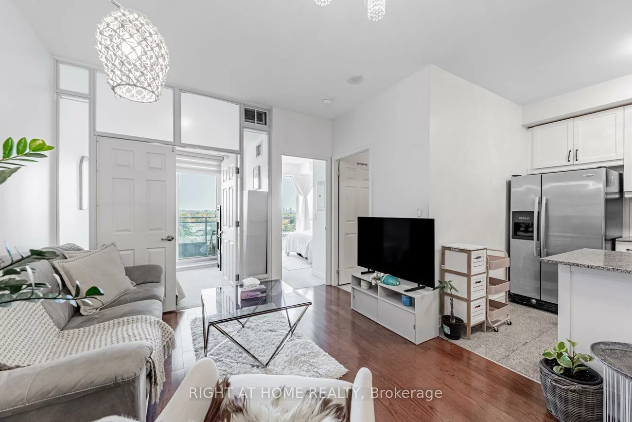 18, Holmes, Willowdale East, Toronto