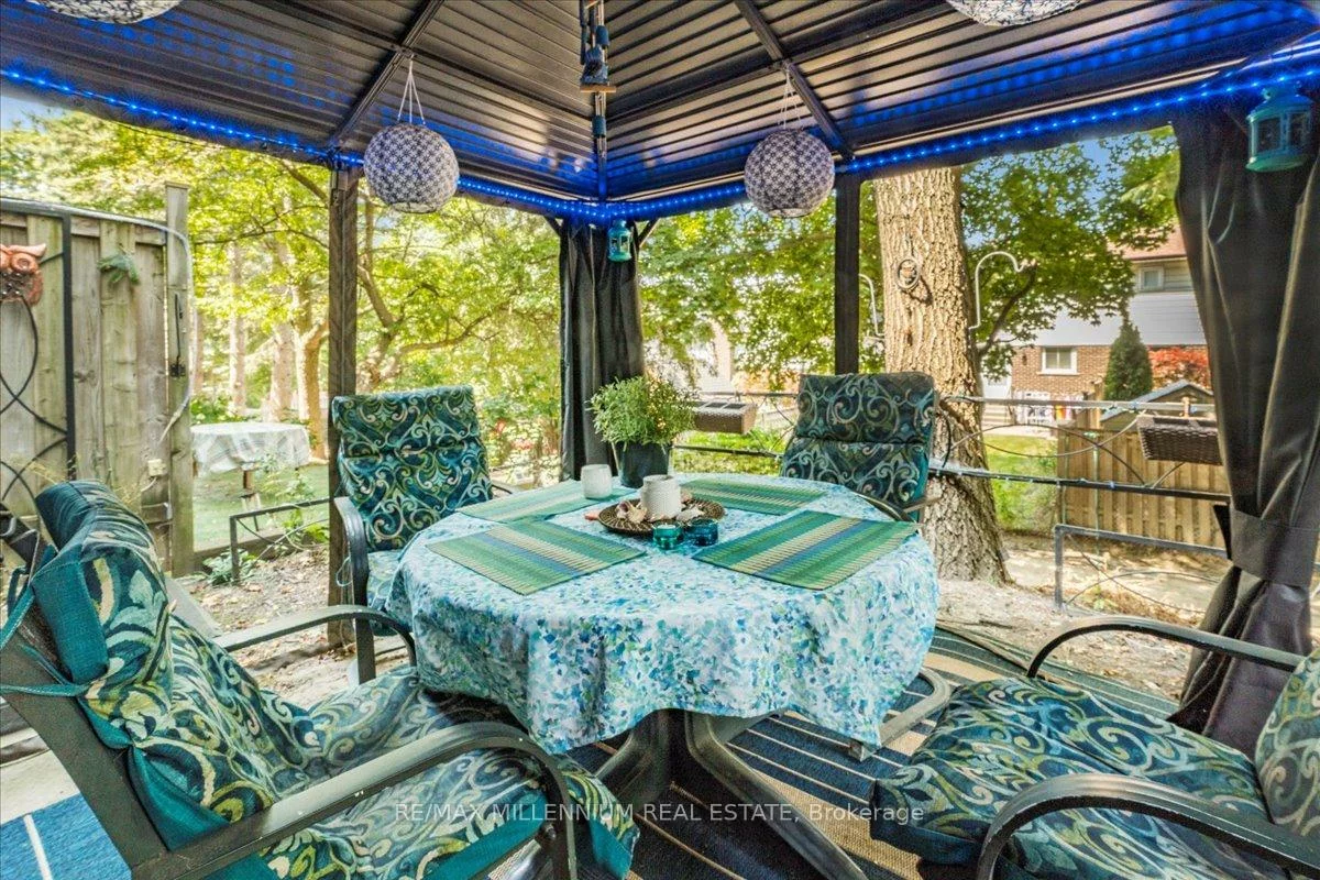 25, Pebble, Hillcrest Village, Toronto