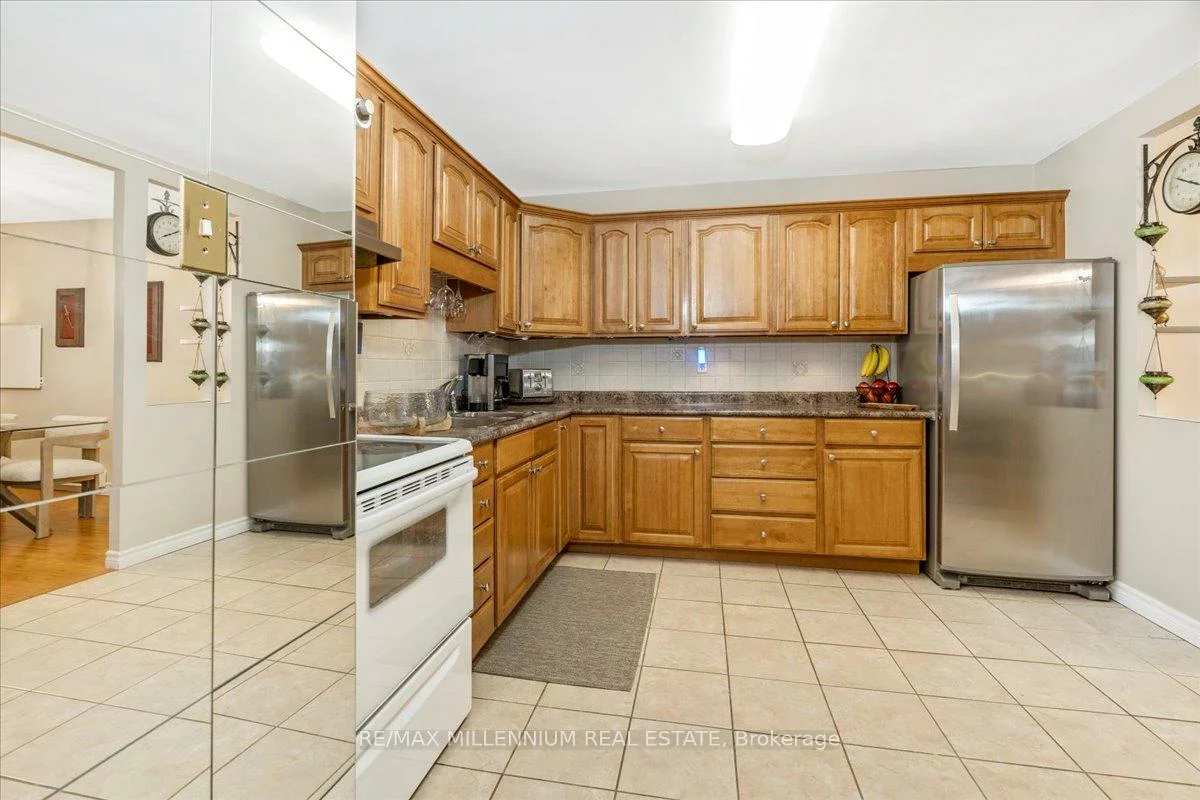 25, Pebble, Hillcrest Village, Toronto