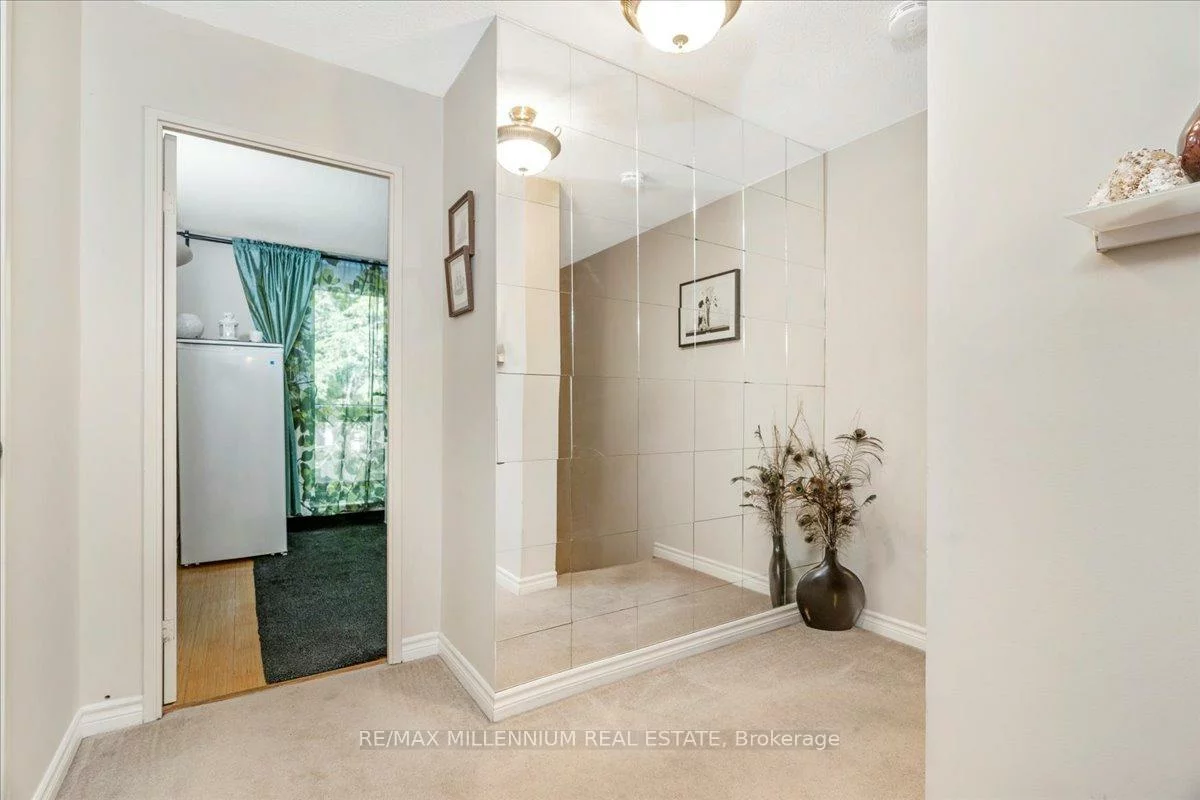 25, Pebble, Hillcrest Village, Toronto