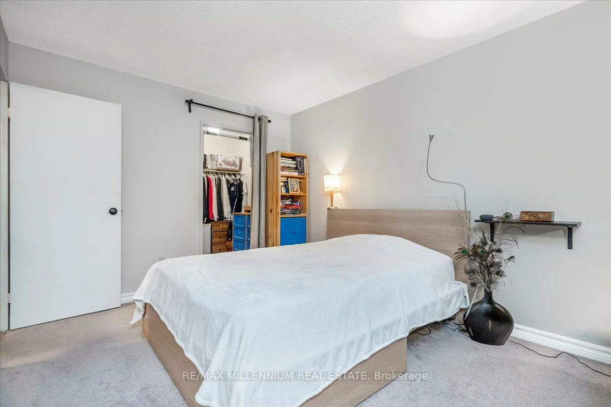 25, Pebble, Hillcrest Village, Toronto