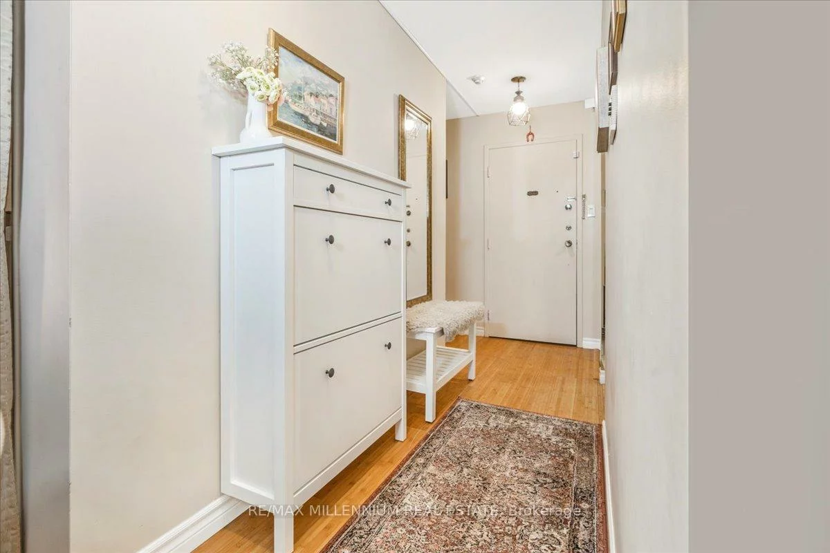 25, Pebble, Hillcrest Village, Toronto