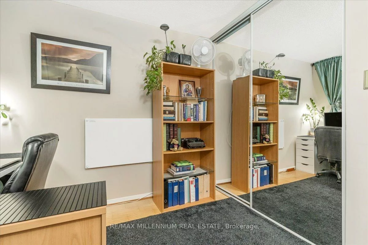 25, Pebble, Hillcrest Village, Toronto