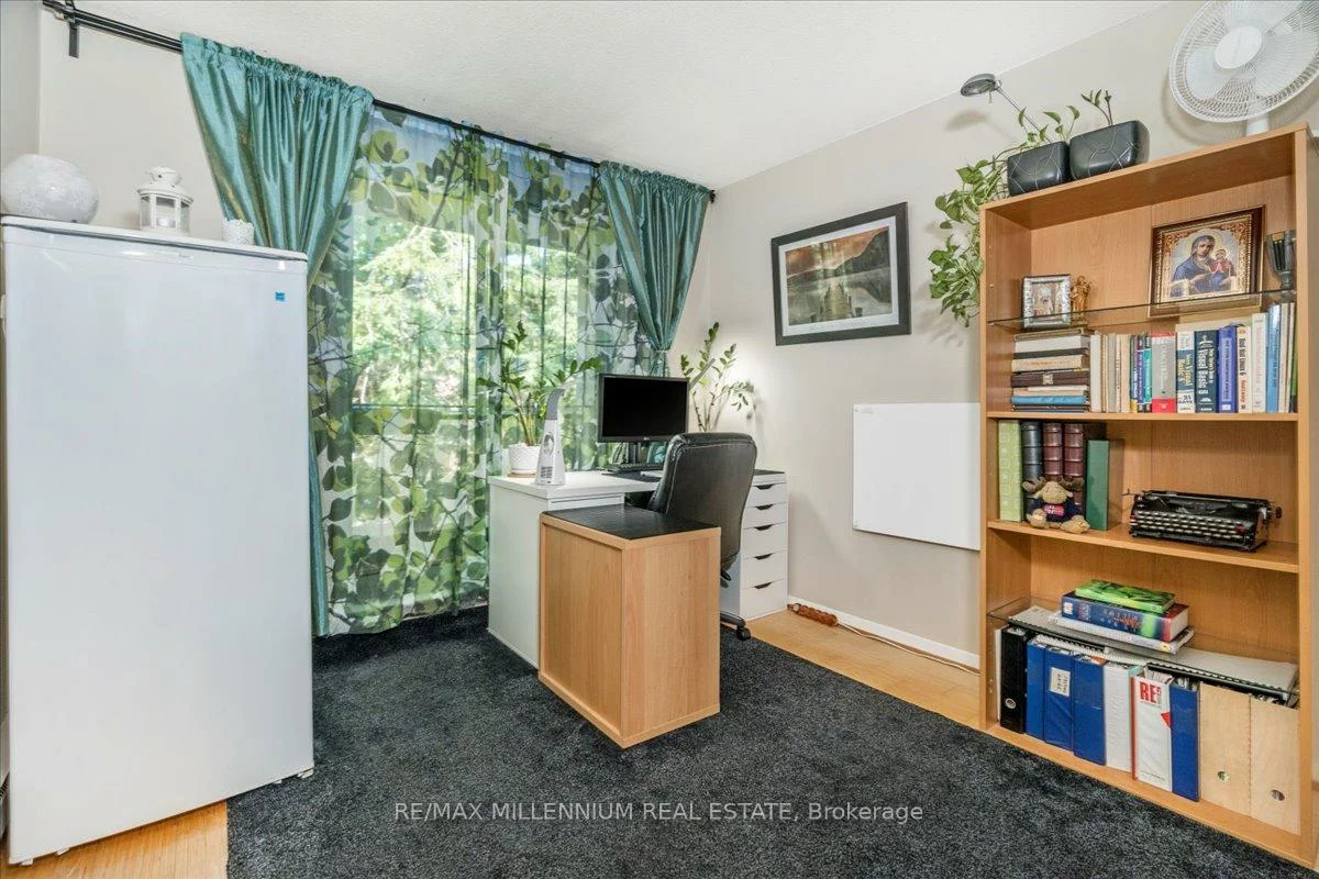 25, Pebble, Hillcrest Village, Toronto