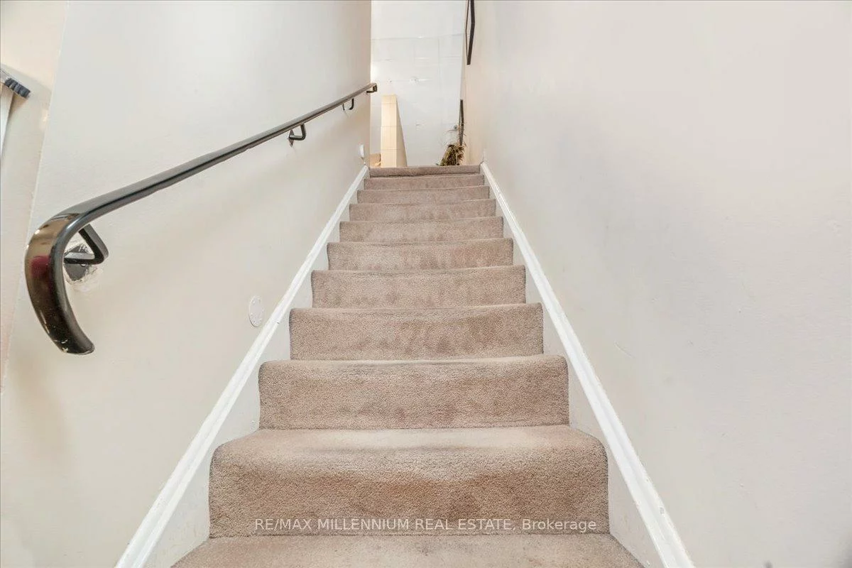 25, Pebble, Hillcrest Village, Toronto