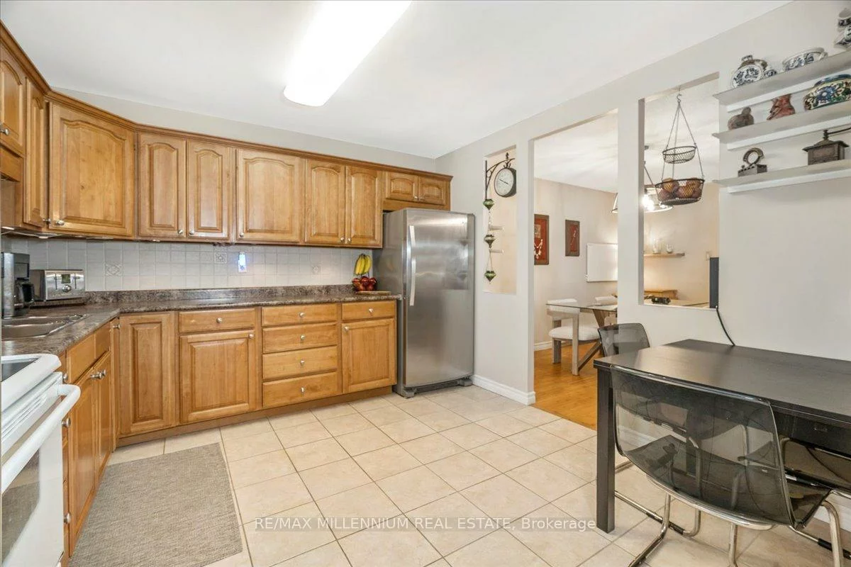 25, Pebble, Hillcrest Village, Toronto