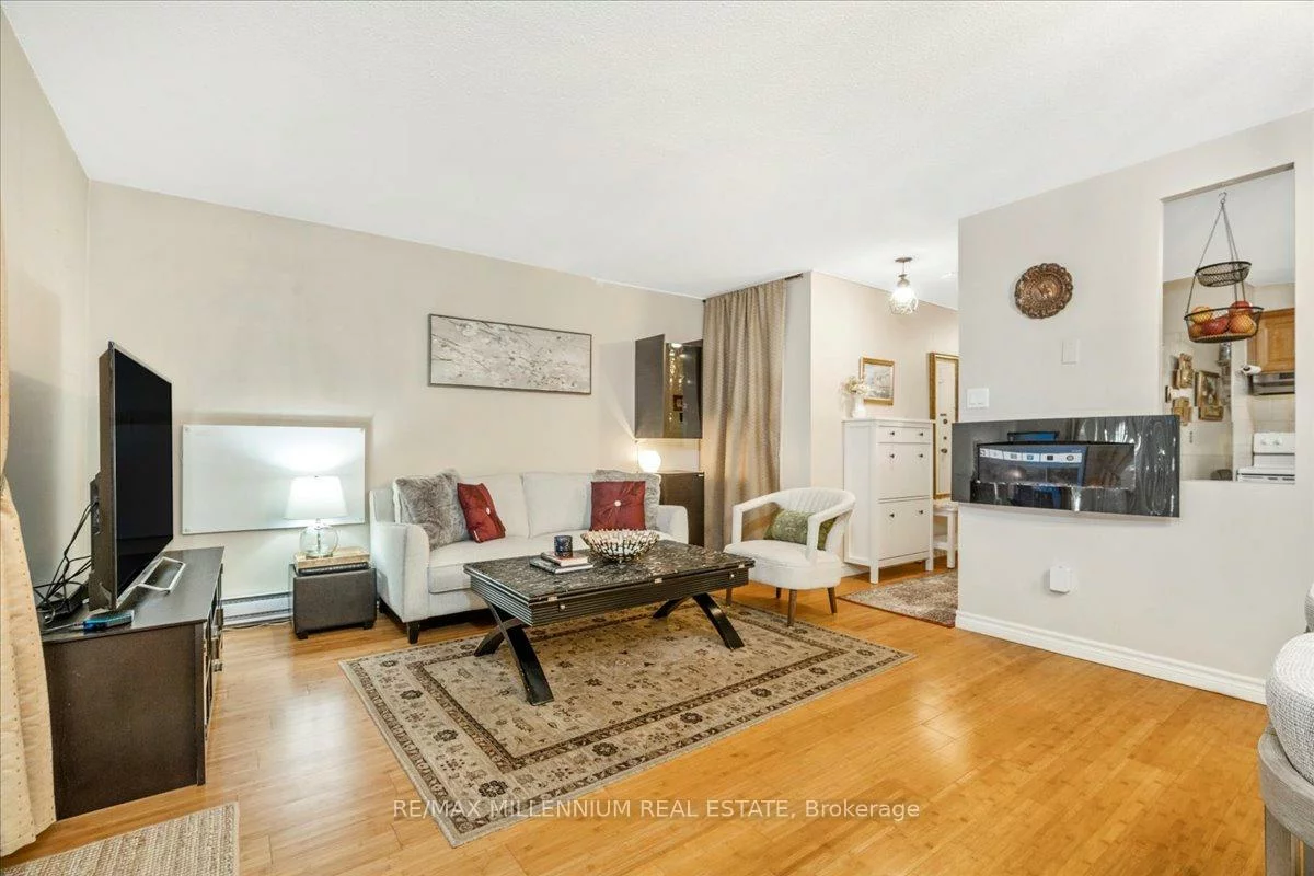 25, Pebble, Hillcrest Village, Toronto
