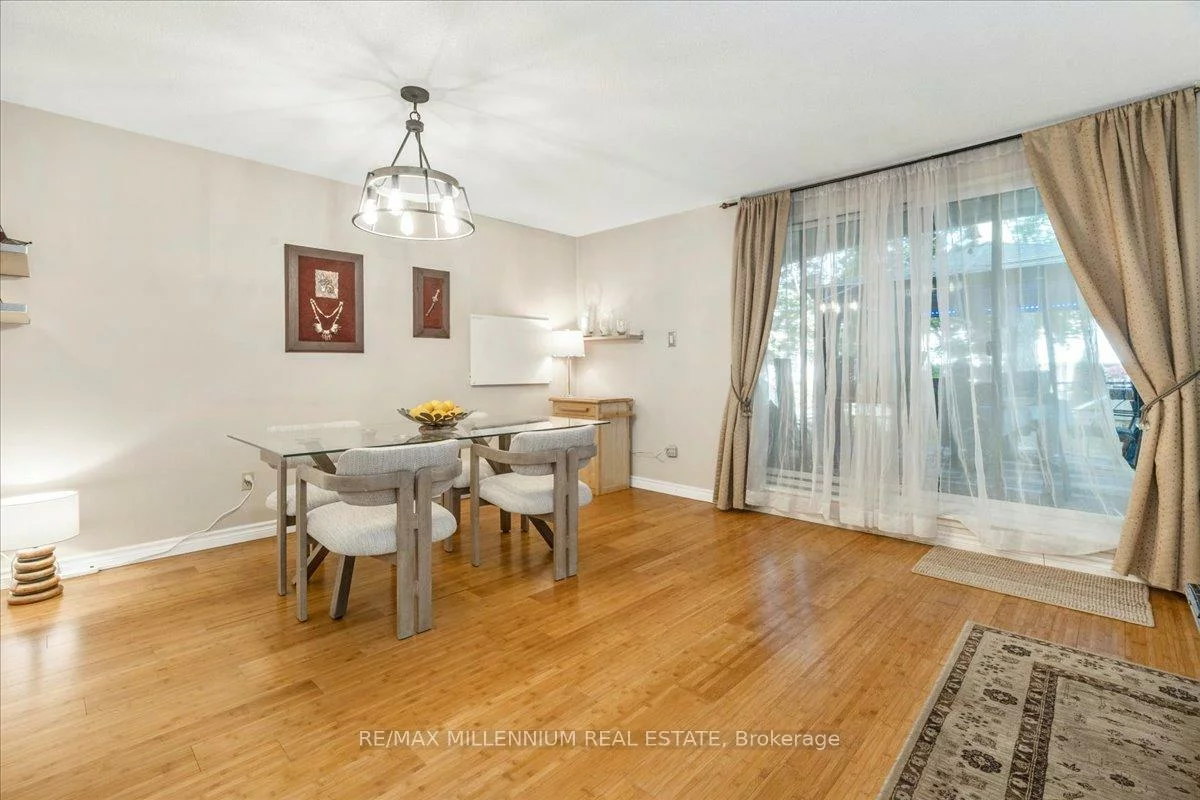 25, Pebble, Hillcrest Village, Toronto