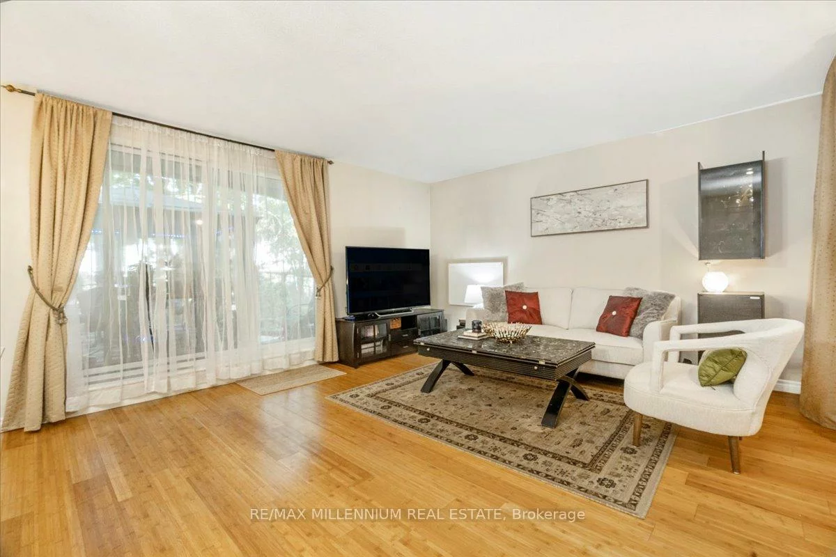 25, Pebble, Hillcrest Village, Toronto