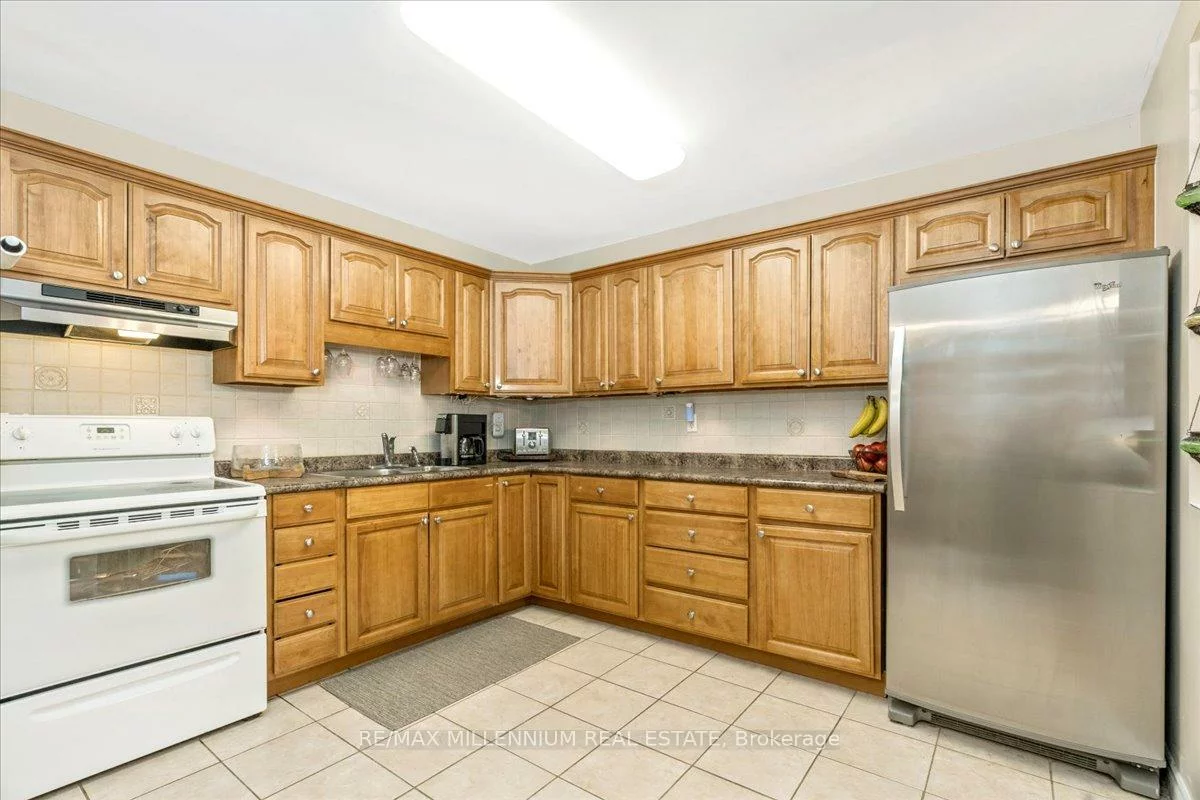 25, Pebble, Hillcrest Village, Toronto