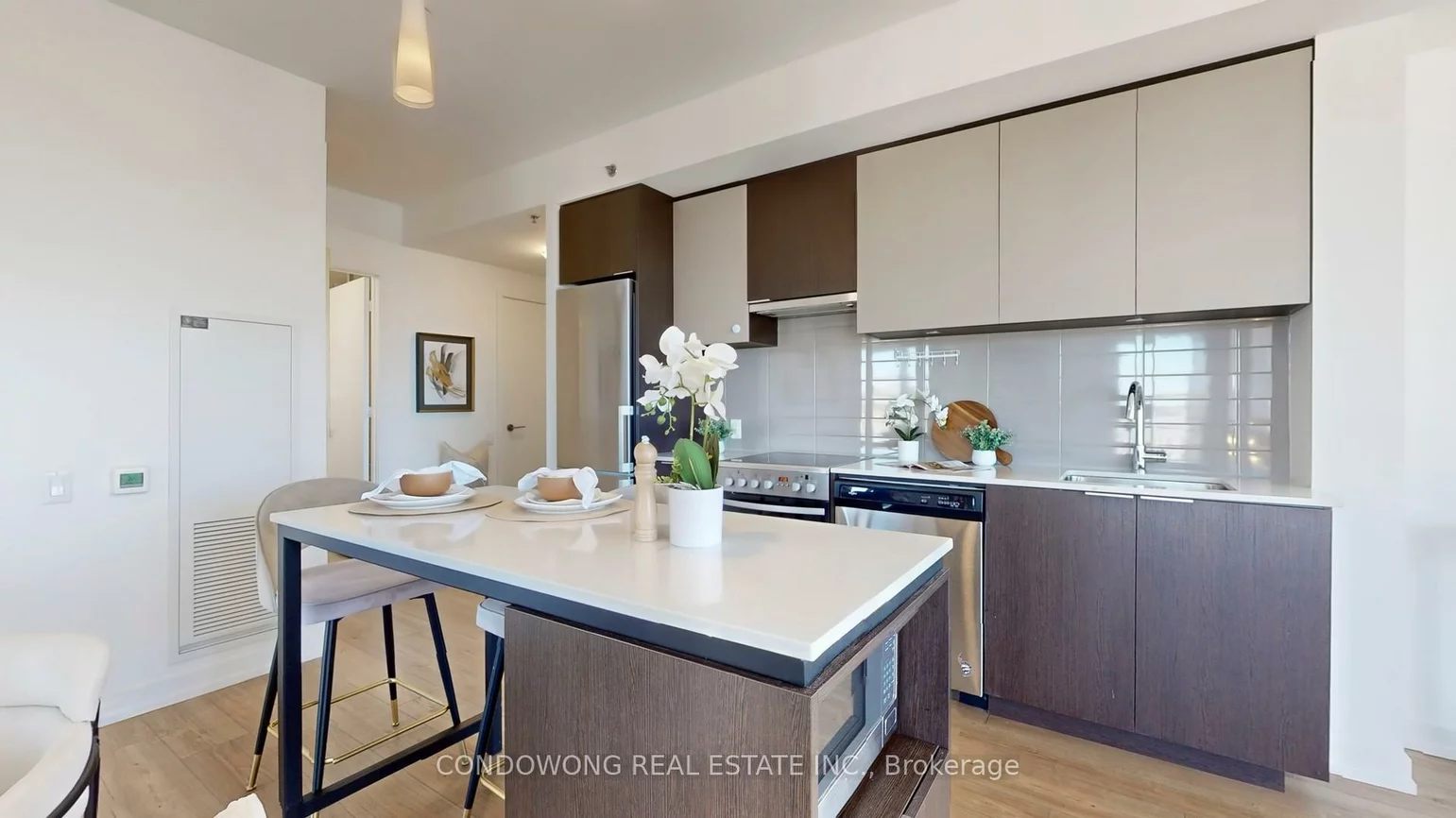 203, College, Kensington-Chinatown, Toronto