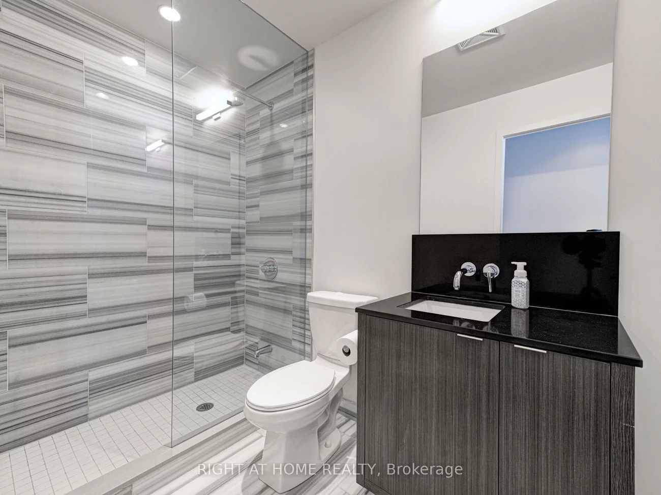 88, Harbour, Waterfront Communities C1, Toronto