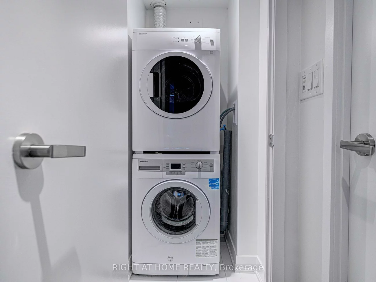 88, Harbour, Waterfront Communities C1, Toronto